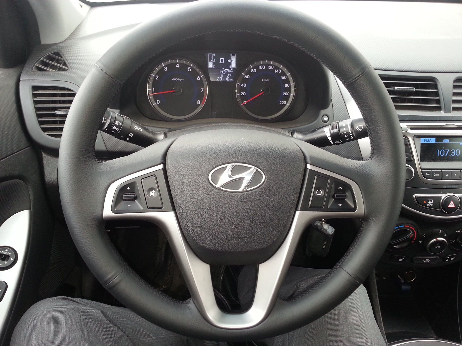 Solaris руль. Руль Hyundai Solaris 2014. Руль на Hyundai Solaris 2014 год. Руль Хендай Солярис 2011г механика. Руль Hyundai Solaris 1.