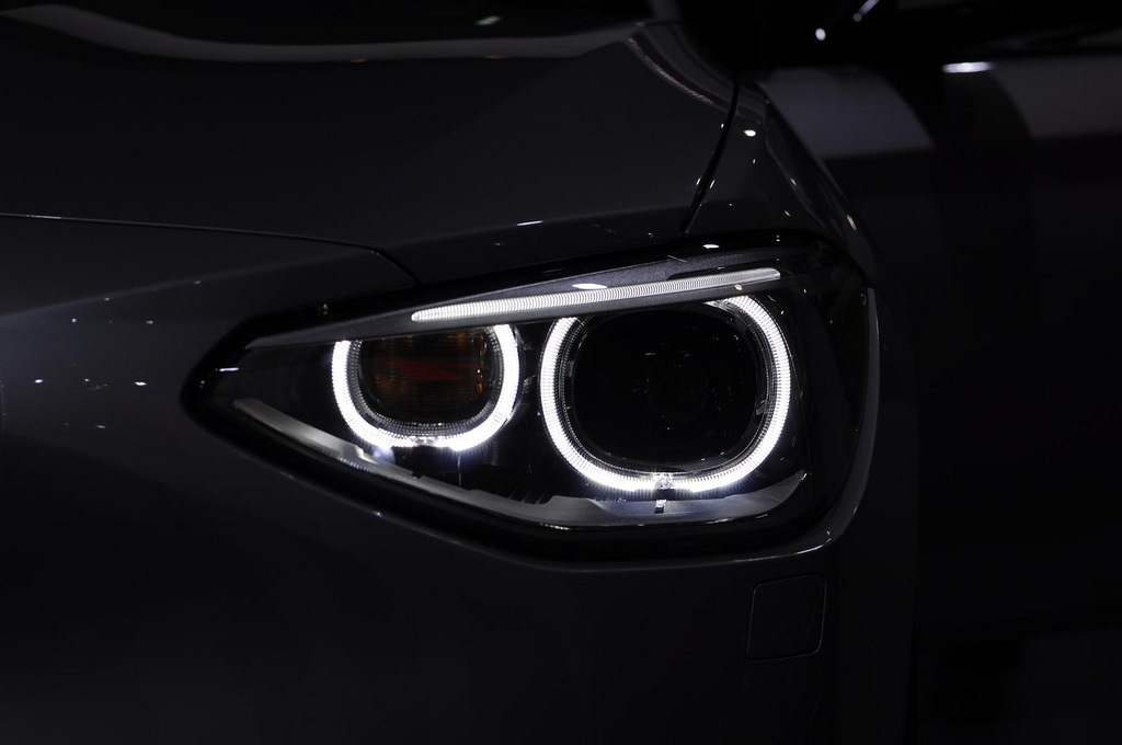 Bmw f30 фары галоген. Галогеновая фара bmw f20. Фары бмв f20. Фары бмв ф20. Фары на bmw f21 рестайлинг.