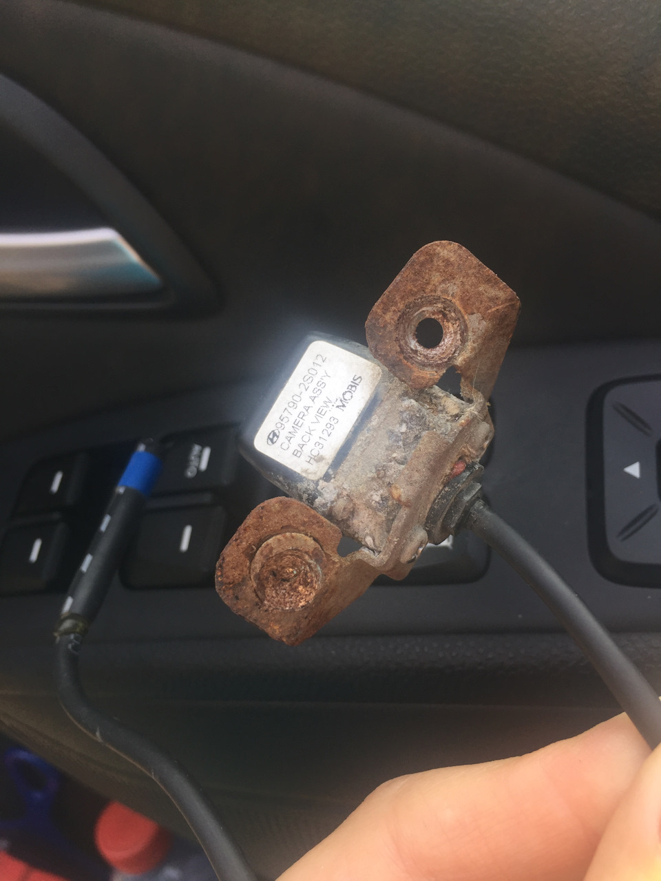 Замена камеры заднего вида — Hyundai ix35, 2 л., 2012 года ...