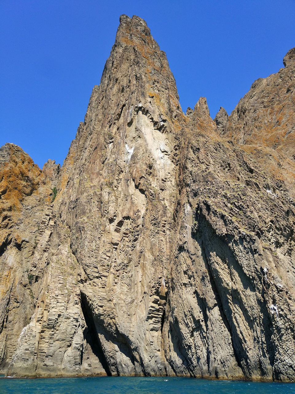 В окрестностях Кара-Дага снимались многие советские фильмы, в том числе Человек-Амфибия. В картине на вершине именно этой скалы был расположен дом отца Ихтиандра. — Audi A5 (1G)