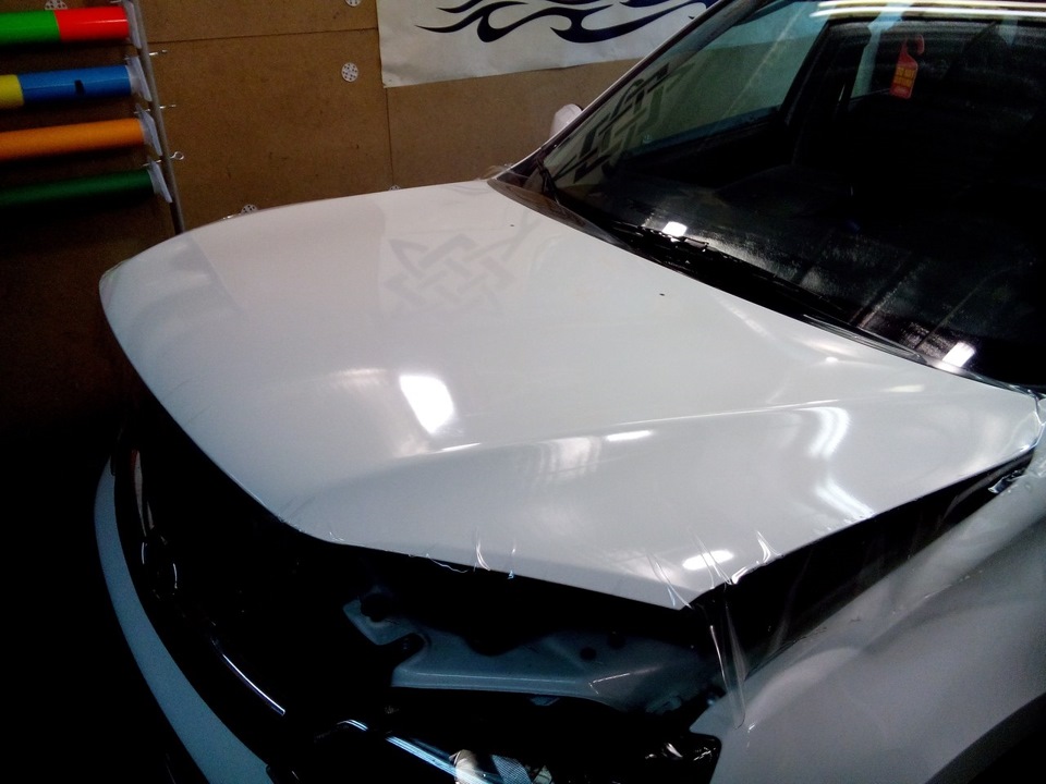 Вчера бронировали капот защитной плёнкой — Lada Калина Хэтчбек (2G), 1 ...
