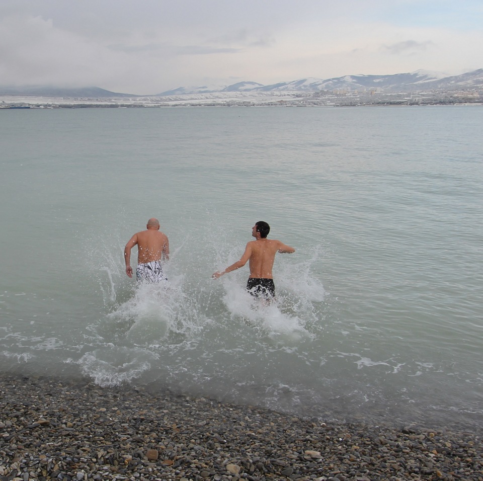 Сочи море купание. Адлер купание в море. Купаться в море зимой. Море в Сочи купание. Купание в Сочи зимой.