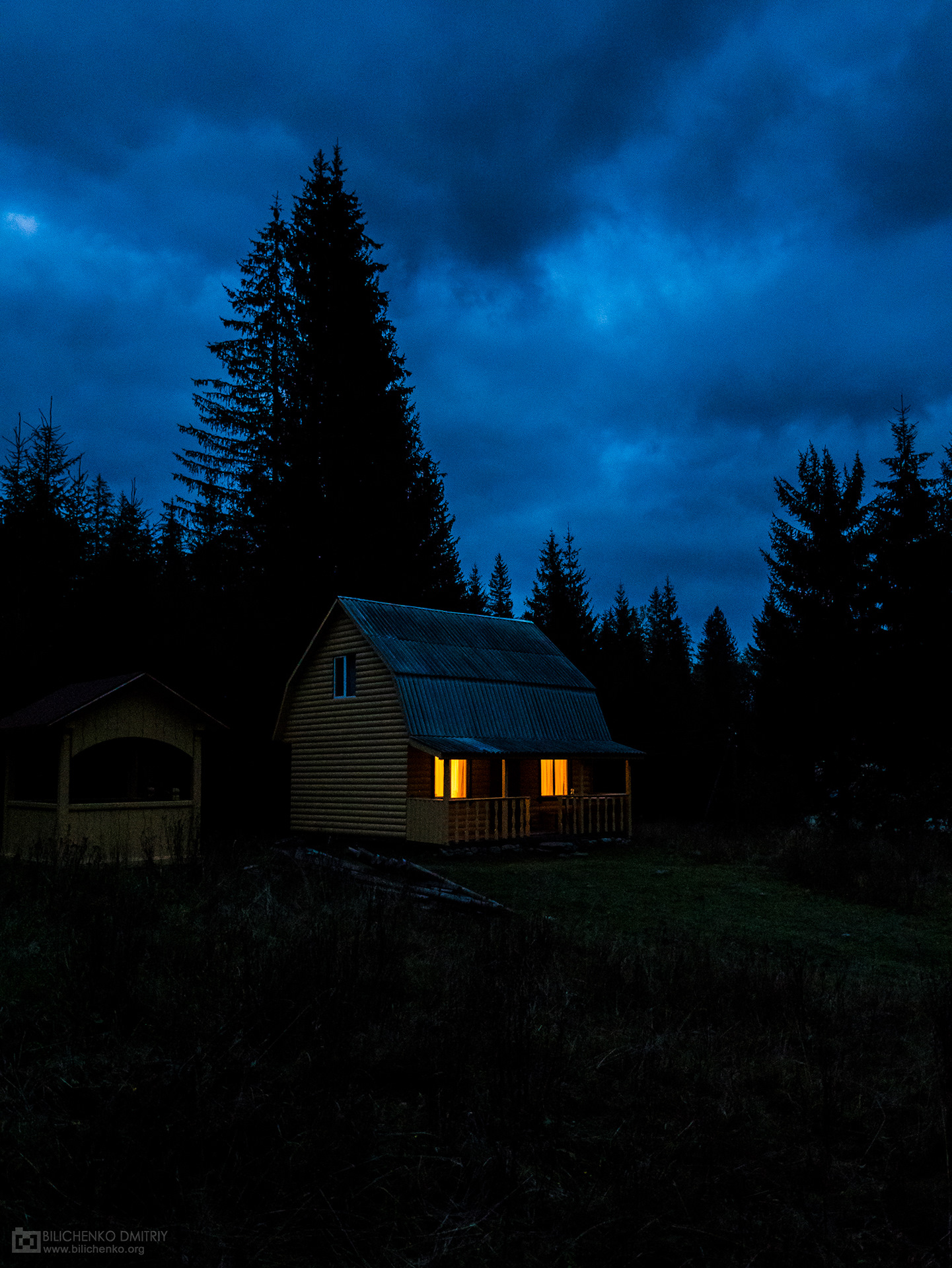 Дом в горах ночью. Домик в снегу ночью. Дом в горах ночью. Заснеженный домик в горах. Дом в горах ночью.
