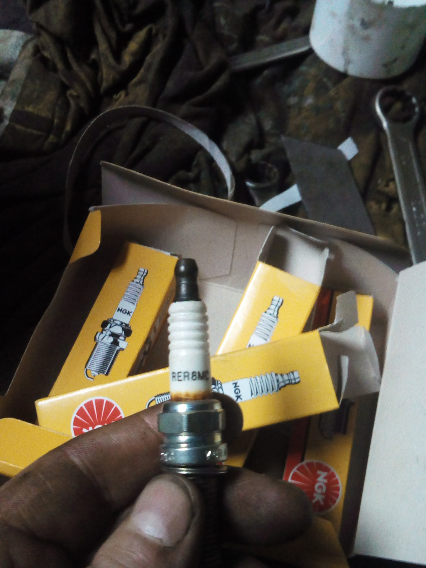 при замене свечей отключать аккумулятор. мазда мпв 2001 катушка зажигания провода на свечи. при замене свечей отключать аккумулятор. аккорд 8 акб. клемма плюс 2109.