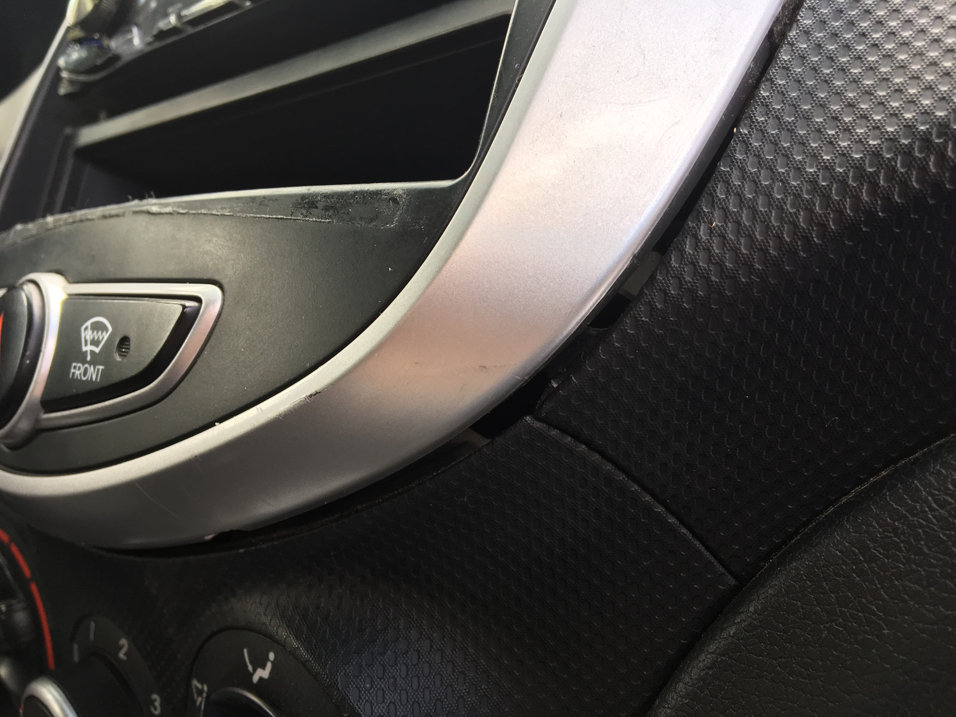 Как снять рамку солярис 1 Замена рамки магнитолы - Hyundai Solaris, 1,4 л, 2011 года своими руками DRIVE2