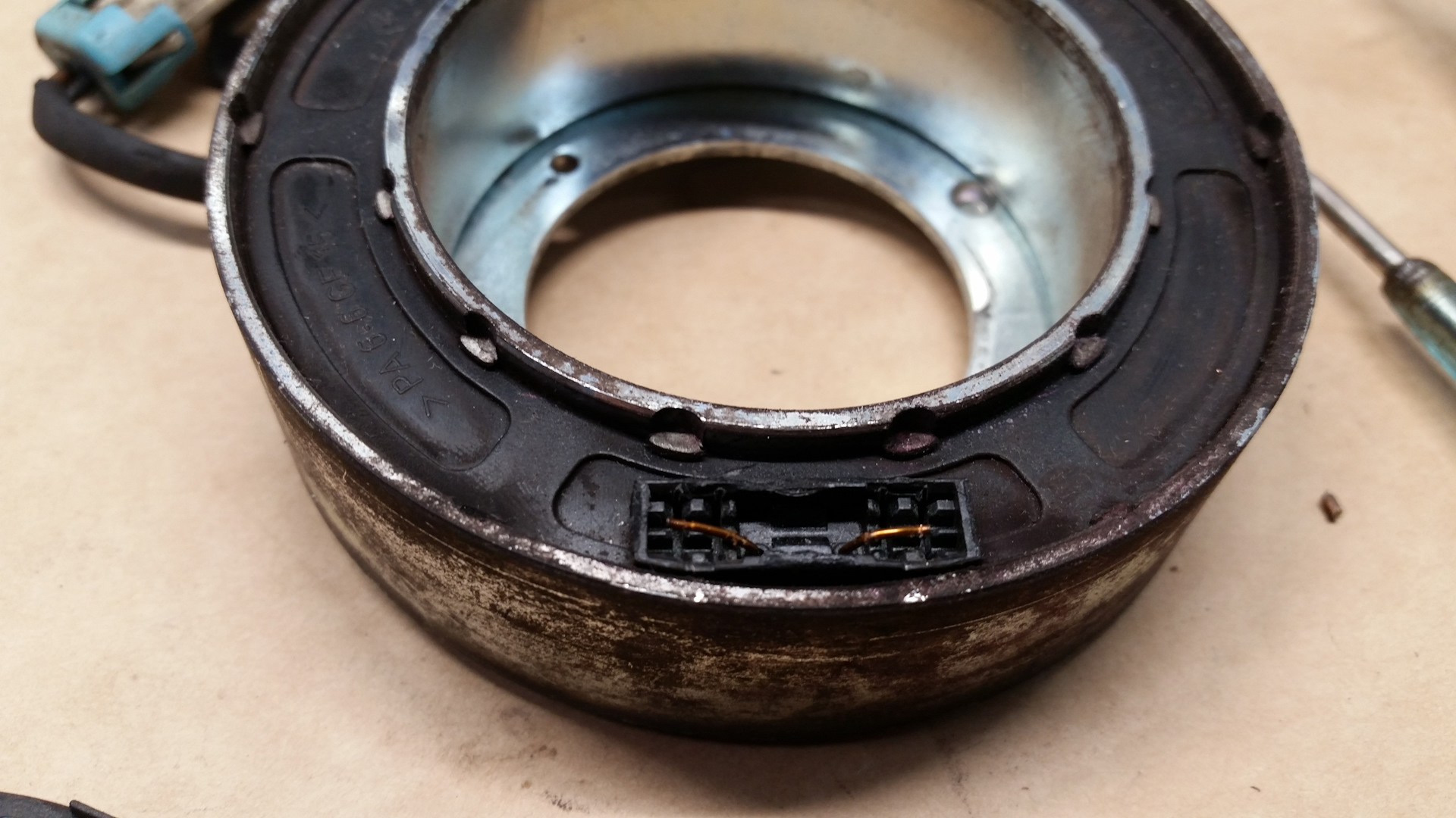 Муфта компрессора автокондиционера. Как проверить электромуфту. Сопротивление обмотки компрессора кондиционера. Прозвонка мультиметром компрессора кондиционера. Напыление дисков электромагнитные муфты.