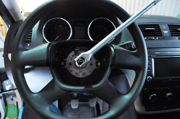 Кожаная оплетка на руль со спицами - Skoda Octavia A4 Mk1, 1,6 л, 2008 года аксе