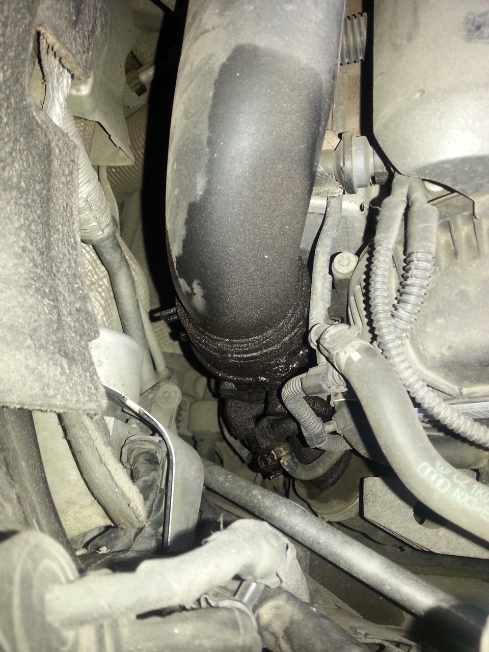 Следы масла на воздушном патрубке — Volkswagen Passat CC, 2012 года ...