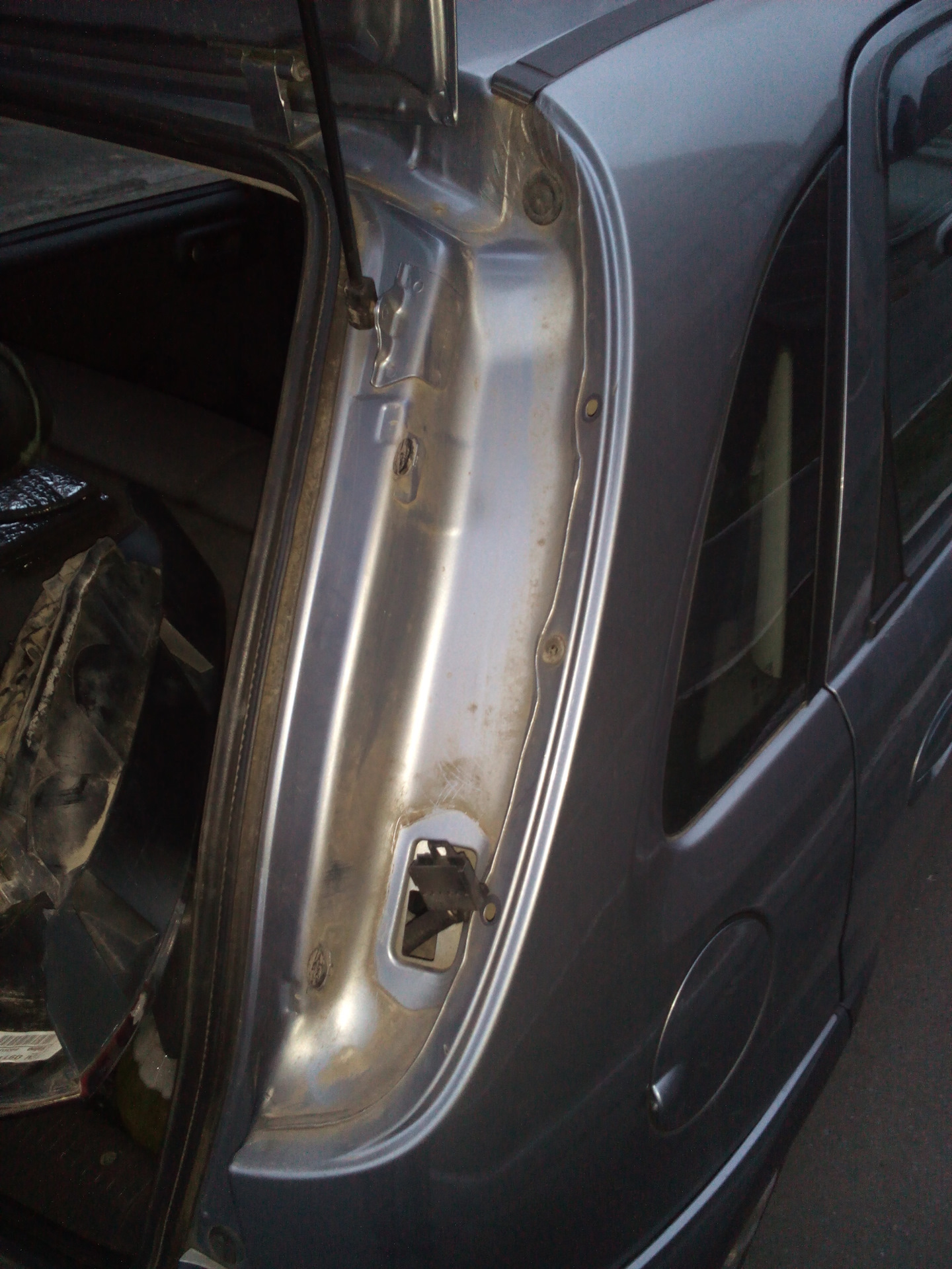 Замена лампочки стоп-сигнала — Opel Corsa C, 1,2 л, 2004 года ...