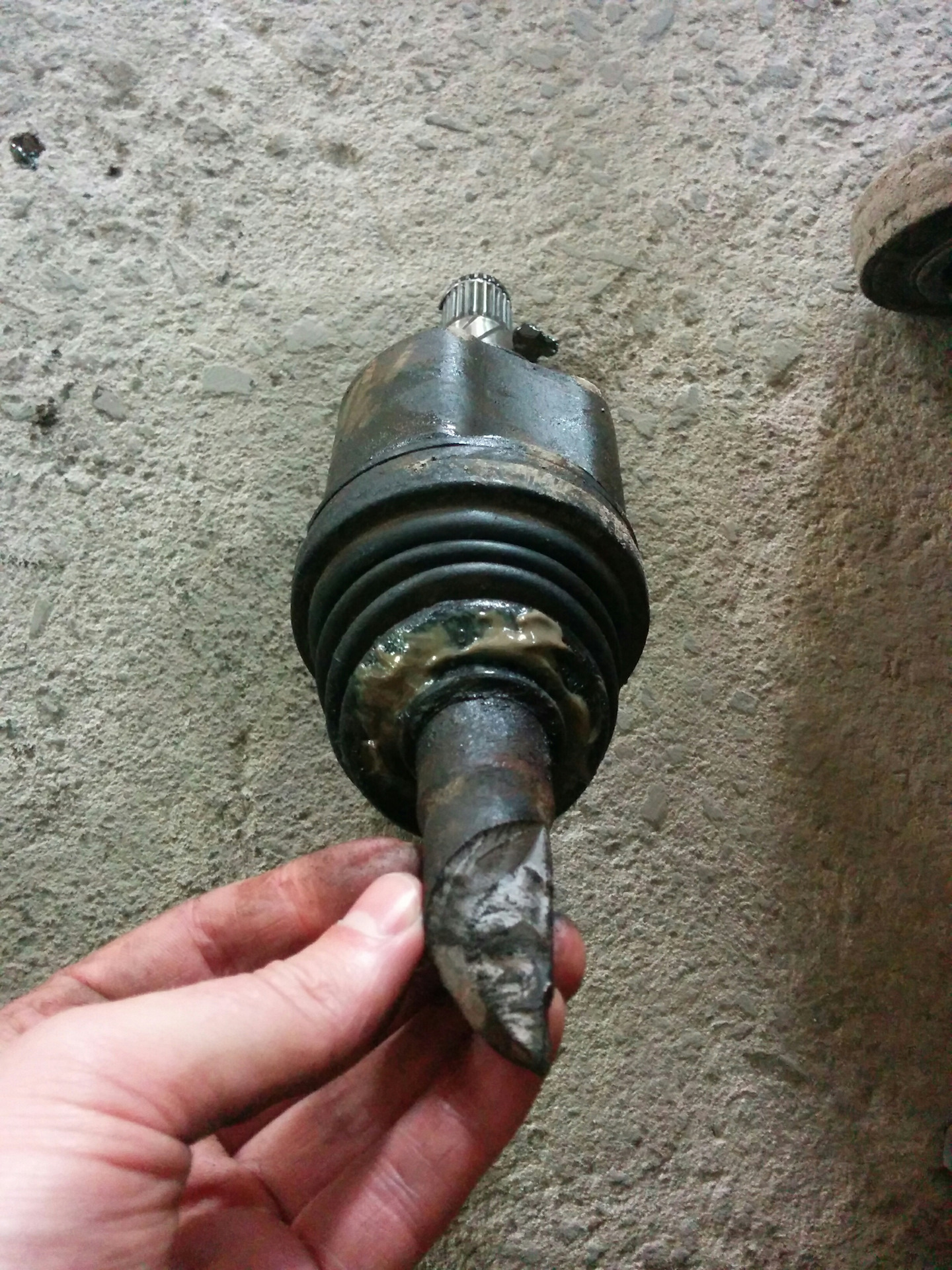 Оторвало привод у машины. Оторванный привод. Сломанный привод. Пыльник шруса ваз 2115 наружный порвался. Оторванный привод.