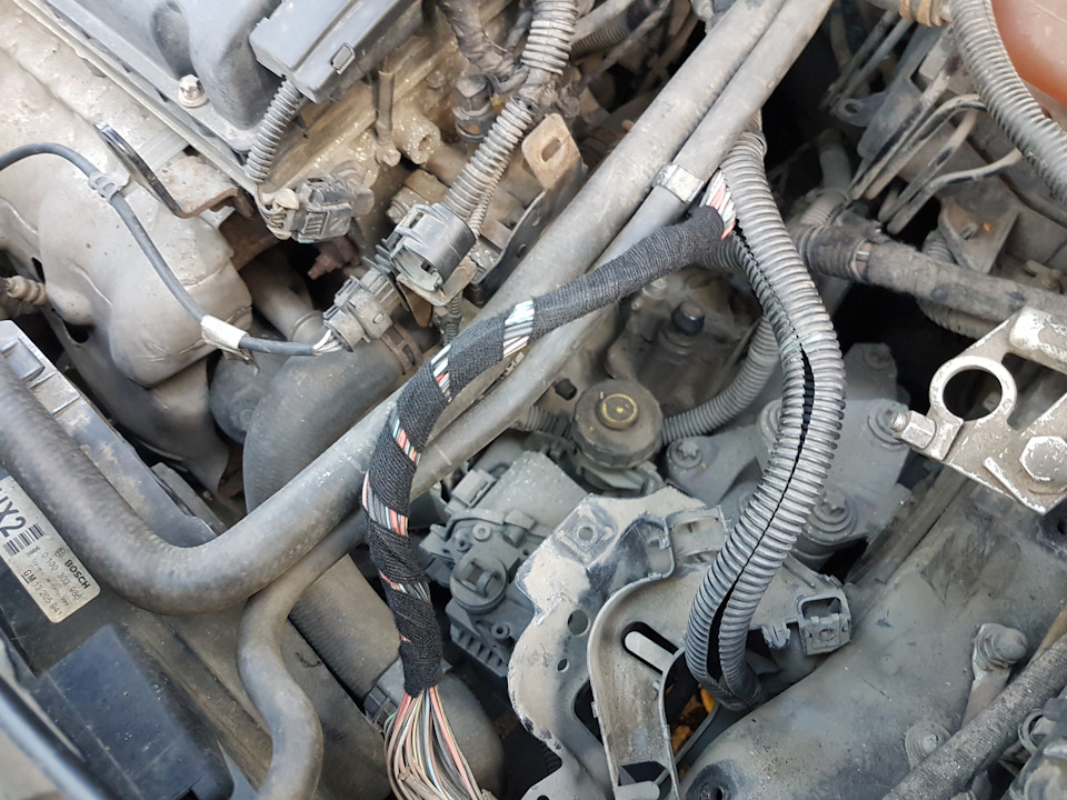 Провода соединил скруткой и заизолировал изолентой. Поверх, особенно в месте крепления гофры хомутом на ДВС, намотал тканевую изоленту. — Opel Zafira B. Запчасти на фото: 320564