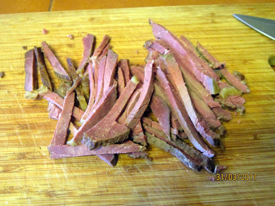 Нарезаем соломкой.