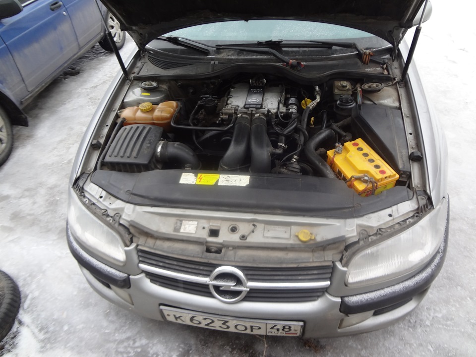 Опель омега б 2.2 бензин. Opel Omega b подкапотное. Опель Омега 2001 подкапотное. Opel Omega b 3.2 v6. Подкапотное пространство Опель Омега б 2.0.