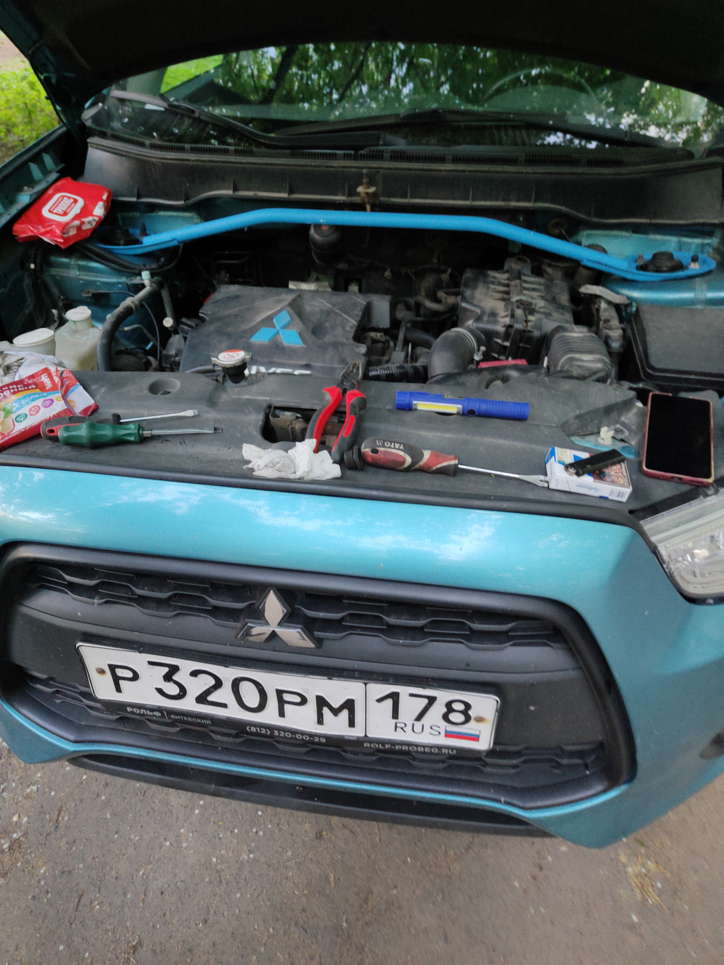 Замена прокладок впускного коллектора — Mitsubishi ASX, 1,6 л, 2013 ...