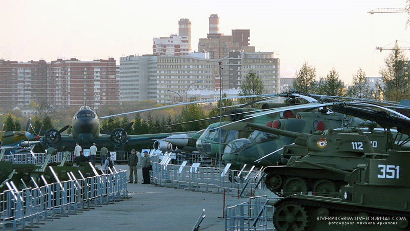 Выставка техники на поклонной