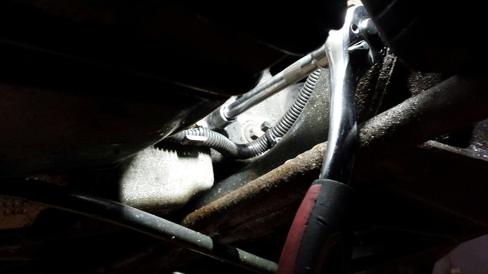 Долил масло в муфту haldex — Volvo XC90 (1G), 2,4 л, 2005 года | своими ...