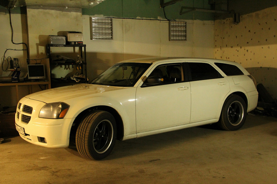 Машин в боксе у мастера — Dodge Magnum