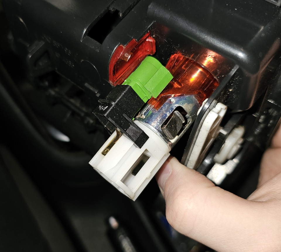 Замена лампочки в прикуривателе Golf Mk6 — Volkswagen Golf Mk6, 1,4 л ...