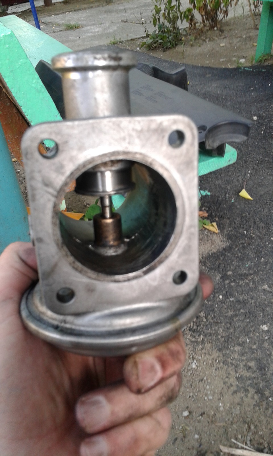 Клапан egr газ. Заклинил клапан егр. 7 бензин. Клапан егр 832 двигателя. Клапан egr приора.