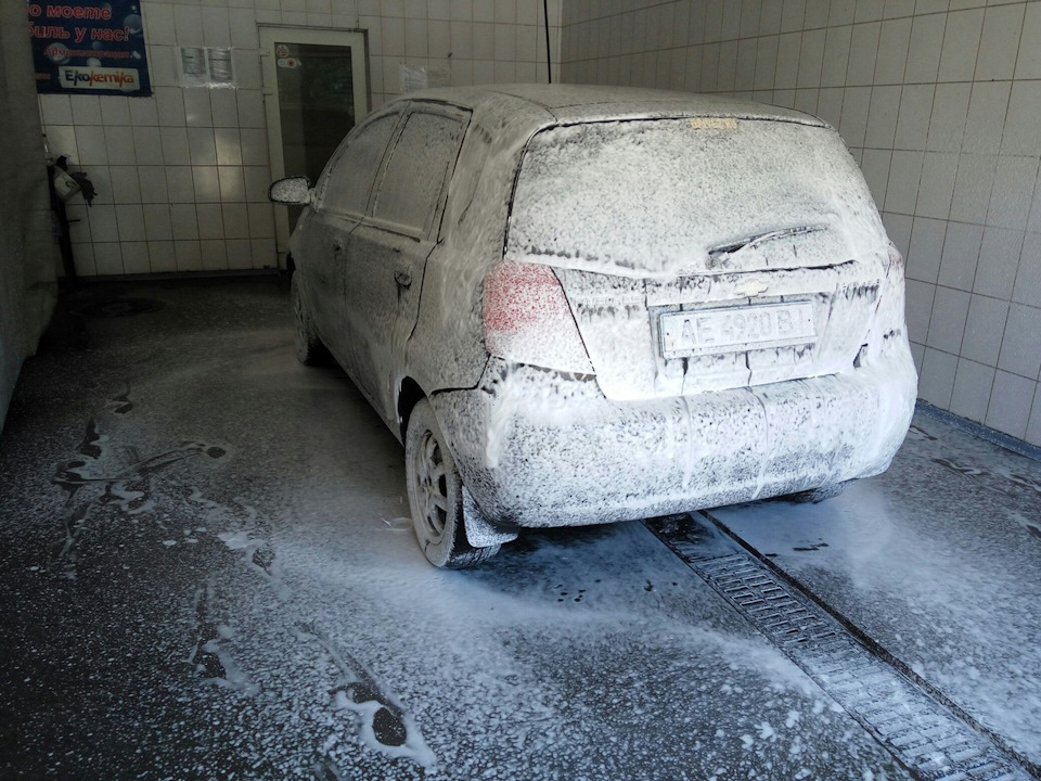 Под яркий свет, блестящая машина — Chevrolet Aveo 5-door (1G), 1,5 л ...