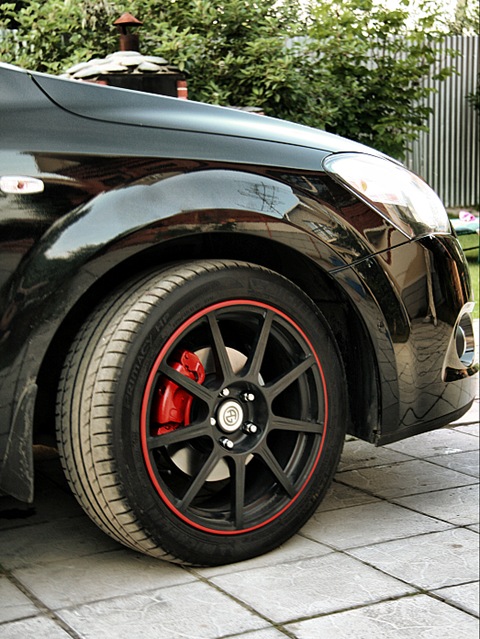 Черные суппорта на черной машине. Opel Astra h GTC красные суппорта. Черные диски красные суппорта. Тёмно красные суппорта. Красные суппорта на черной машине.