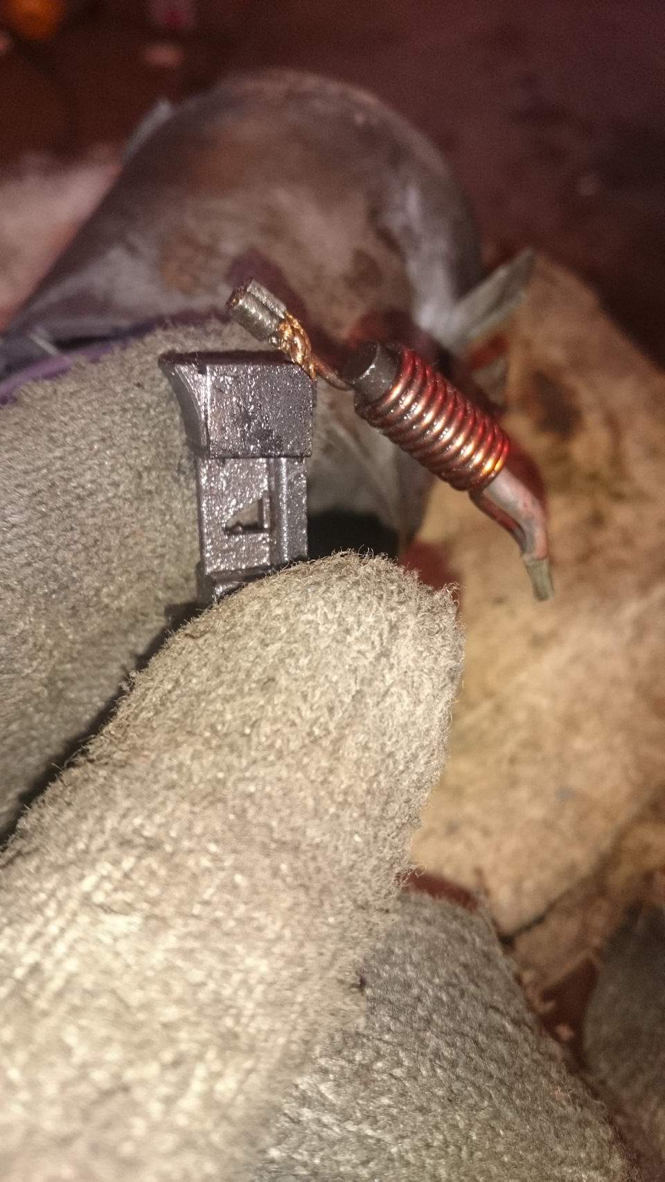 Разжимаем вот эту херь (зажим) — Opel Omega A