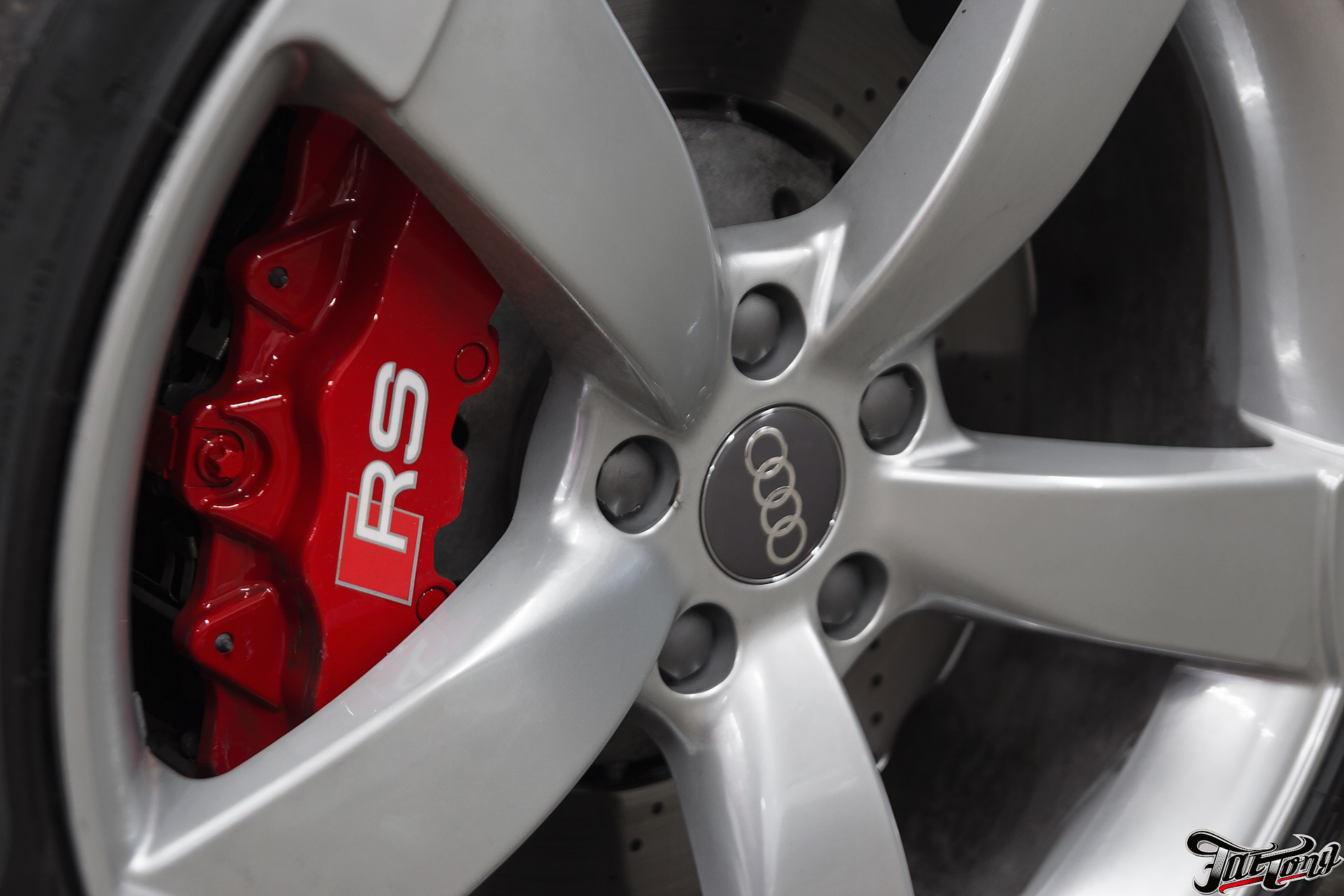 Установить спорт 3. Тормоза RS q3. Окрас суппорта Ауди. Audi a5 окрас суппортов.