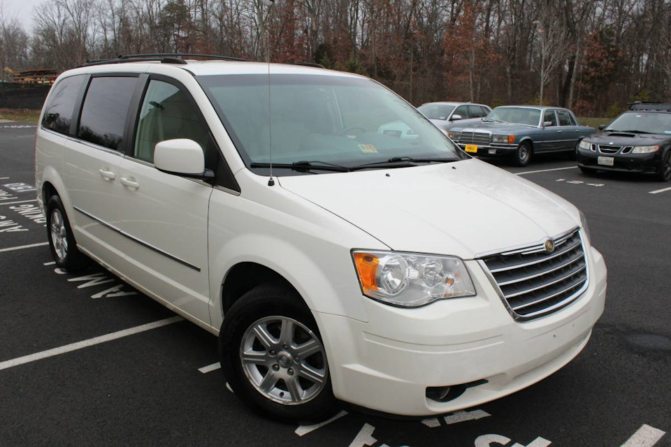 Chrysler Town Country 2008 салон