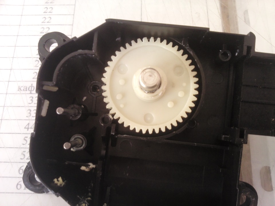 Треск в торпеде со стороны пассажира при запуске двигателя — DRIVE2