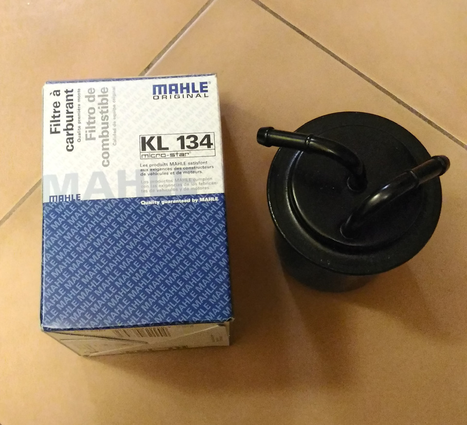 Фильтр топливный Mahle KL 134 — 700р, есть 2 шт. По-идее подходит на все субару, у кого фильтр под капотом. У меня только в баке, некуда ставить, из старых запасов. — Subaru Outback (BH). Запчасти на фото: KL134