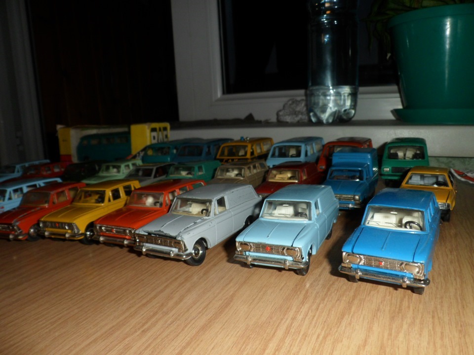 1 43 производители. Машинки СССР 1 43. Советские модельки машинки. Коллекция моделей автомобилей. Сувенирные машинки.