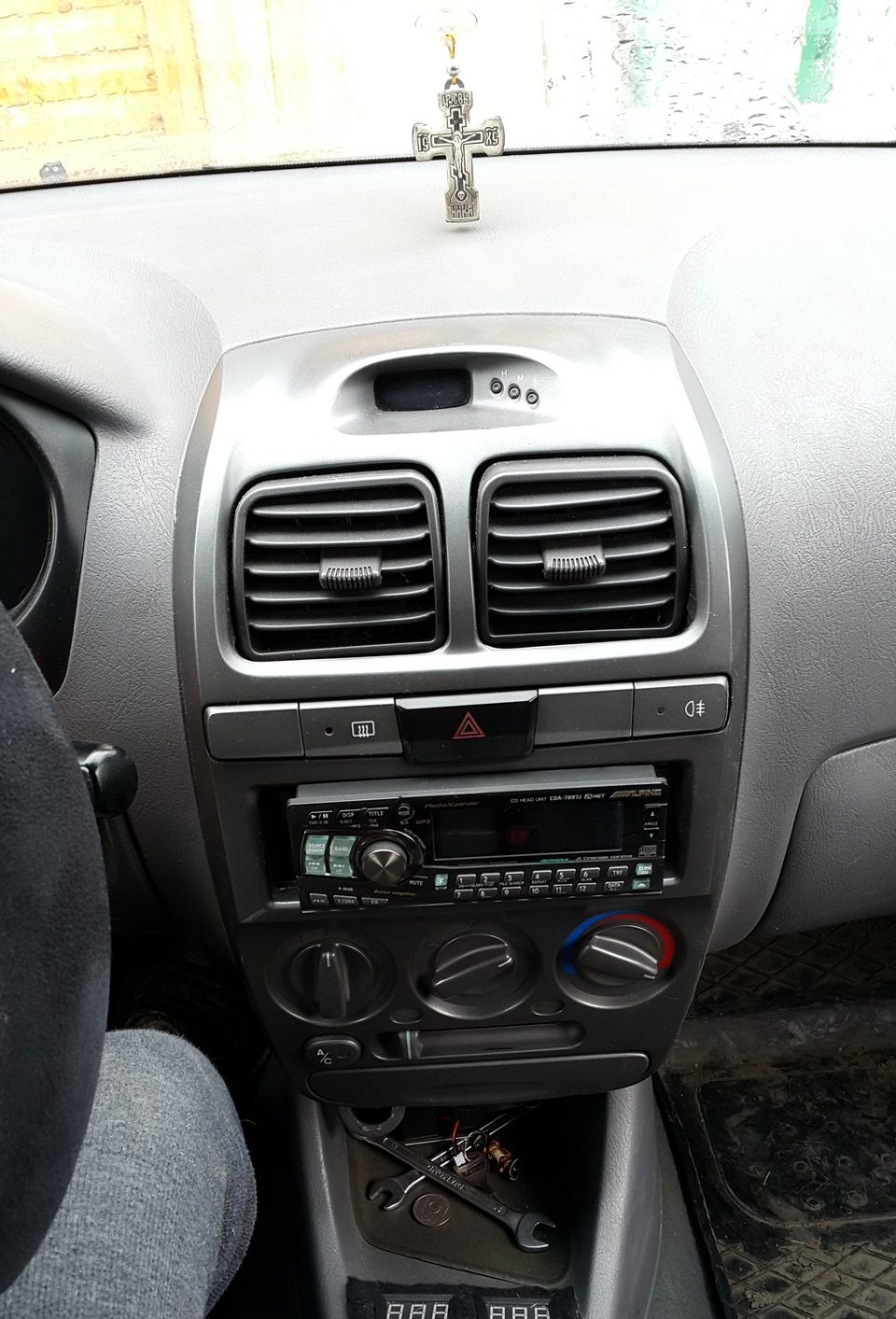 Alpine 7897 в акценте — Hyundai Accent (2G)