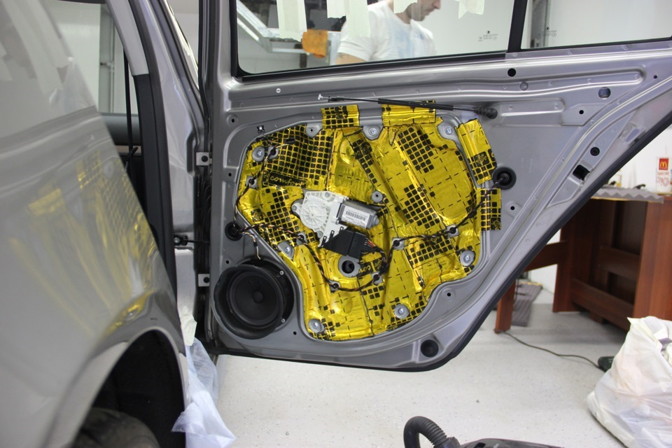 Шумоизоляция авто шумофф. Шумка облицовки форточки ваз 2170. Шумоизоляция дверей авто. Как правильно сделать шумоизоляцию двери. Шумоизоляция дверей авто спленом.