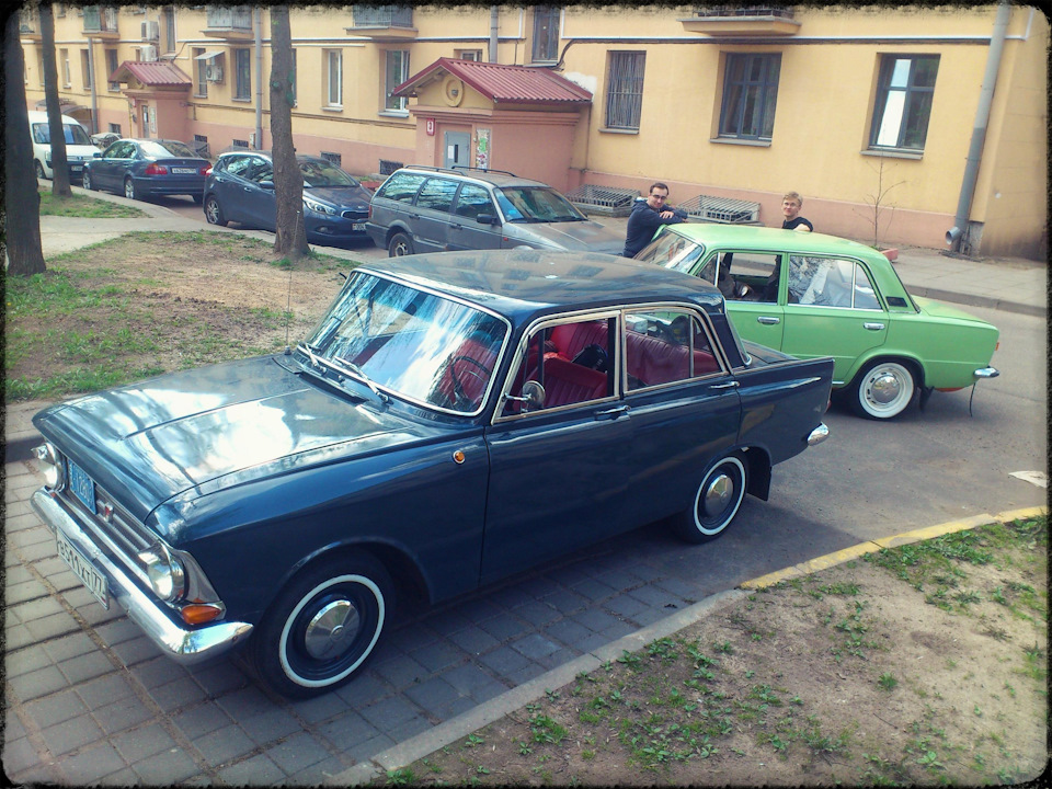 Наши машины в случайном дворе в центре Минска. — Москвич 408