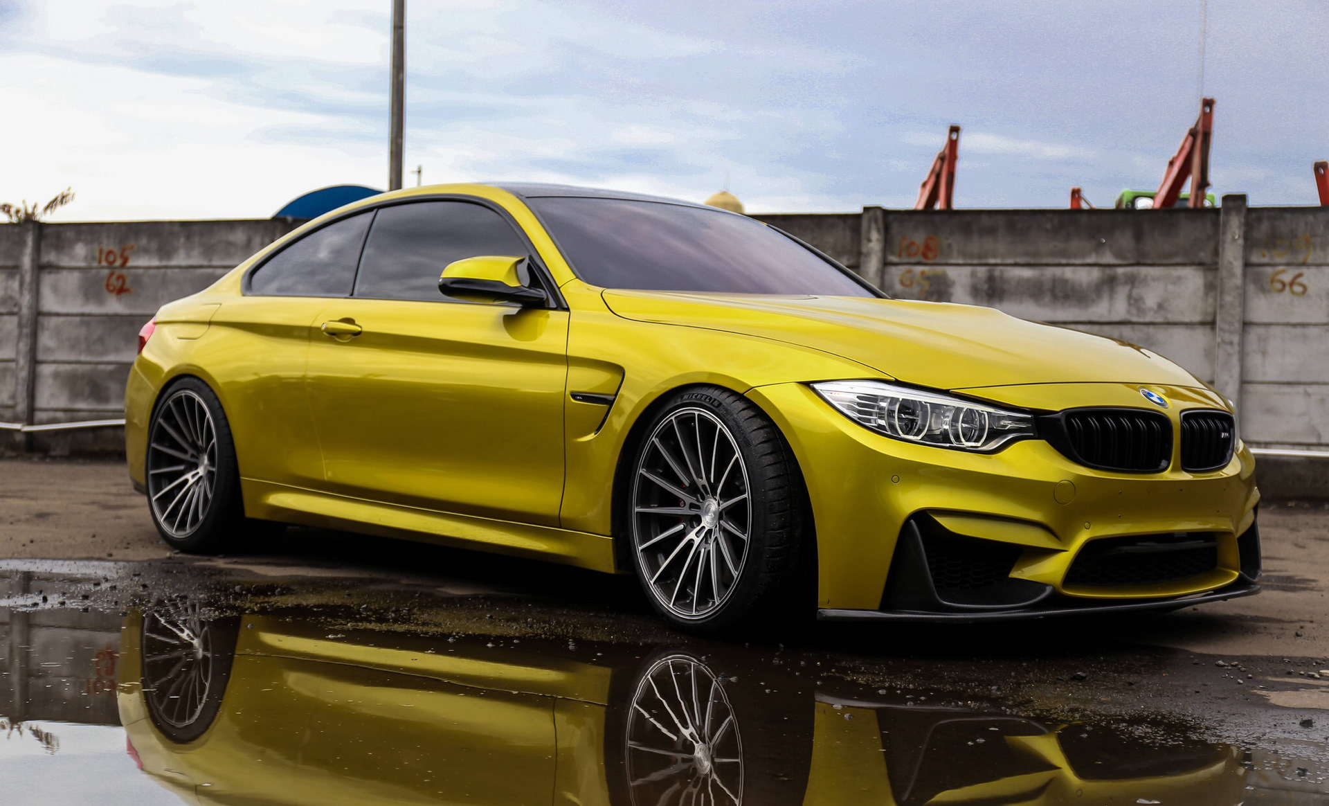 BMW m4 Mavi