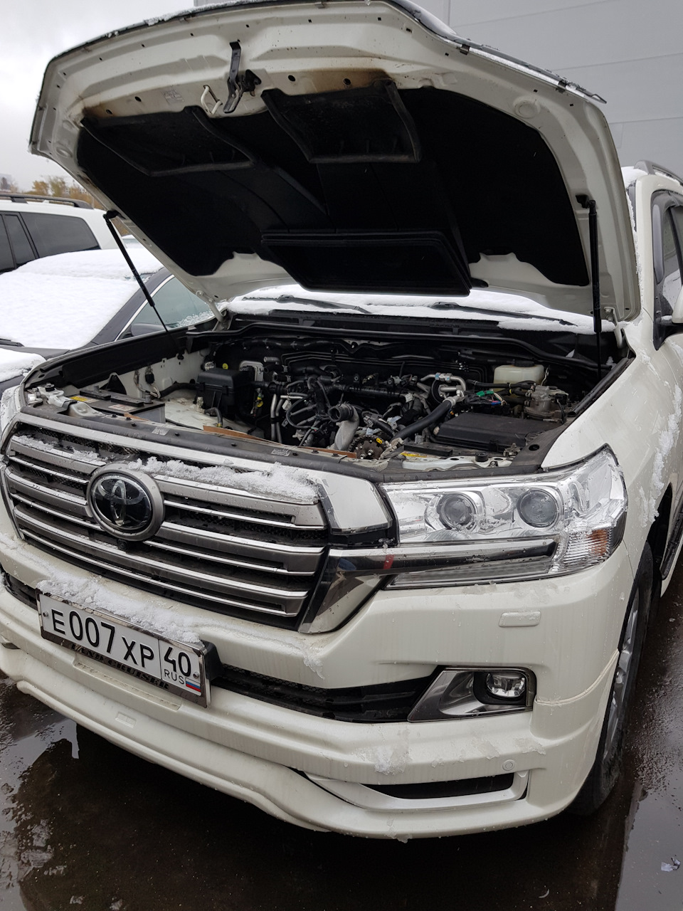 А вот фото подкапотного без двигателя. — Toyota Land Cruiser 200, 4,5 л,  2015 года | фотография | DRIVE2