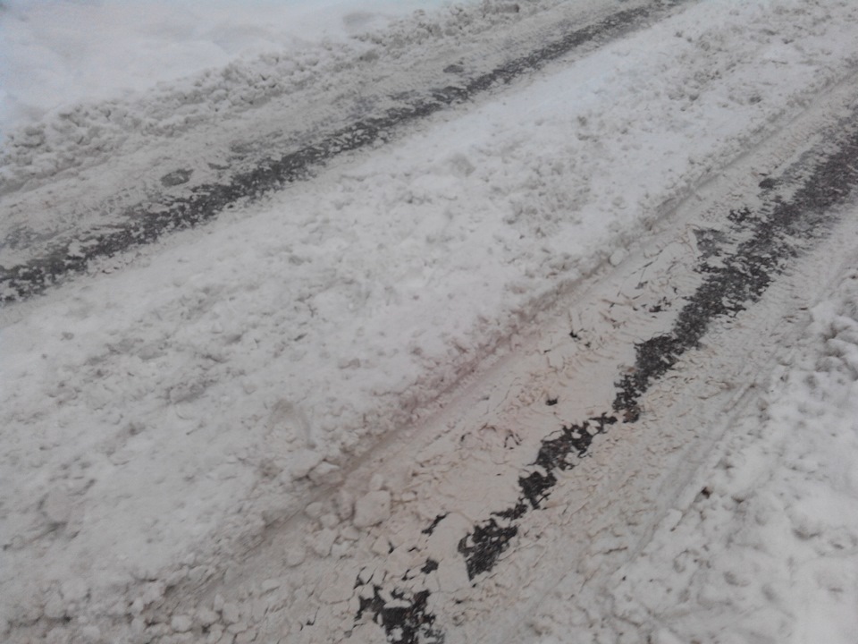Дороги не чистят от снега. Грязный снег. Грязный снег на дороге. Рыхлый снег на дороге. Грязная заснеженная дорога.