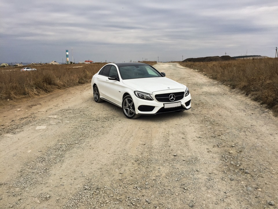 Мерседес c63 AMG белая зима