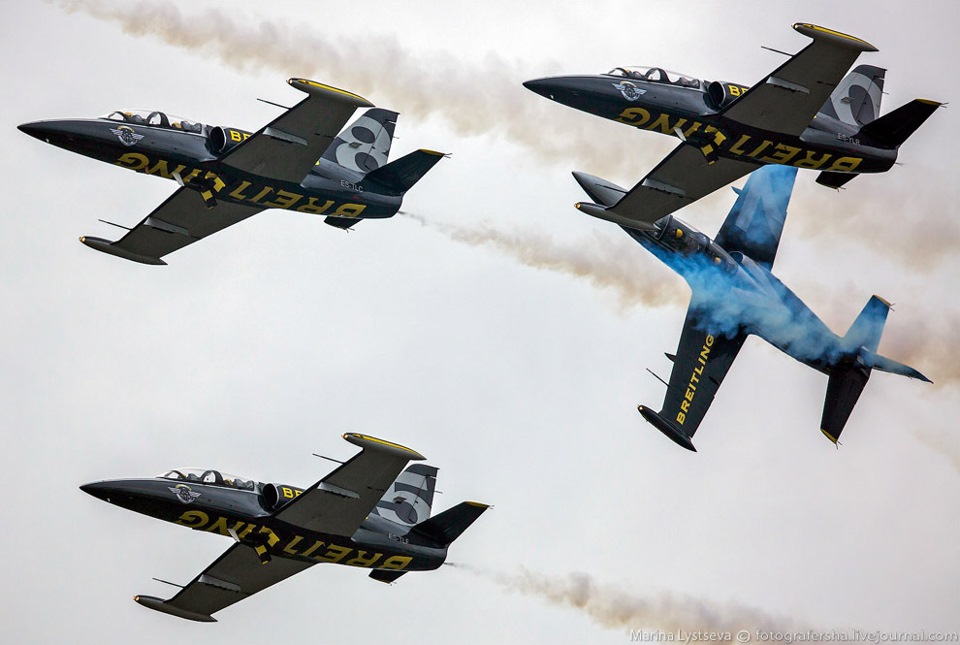 They fly. Aerobatic Team Breitling l 39. Breitling (пилотажная группа). MSX Aerobatic aircraft.