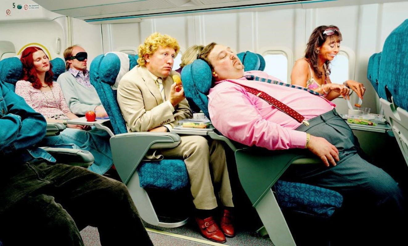 Люди сидят в самолете. Толстый человек в самолете. Полные люди в самолете. Жирные люди в самолете. Самолет с пассажиром.