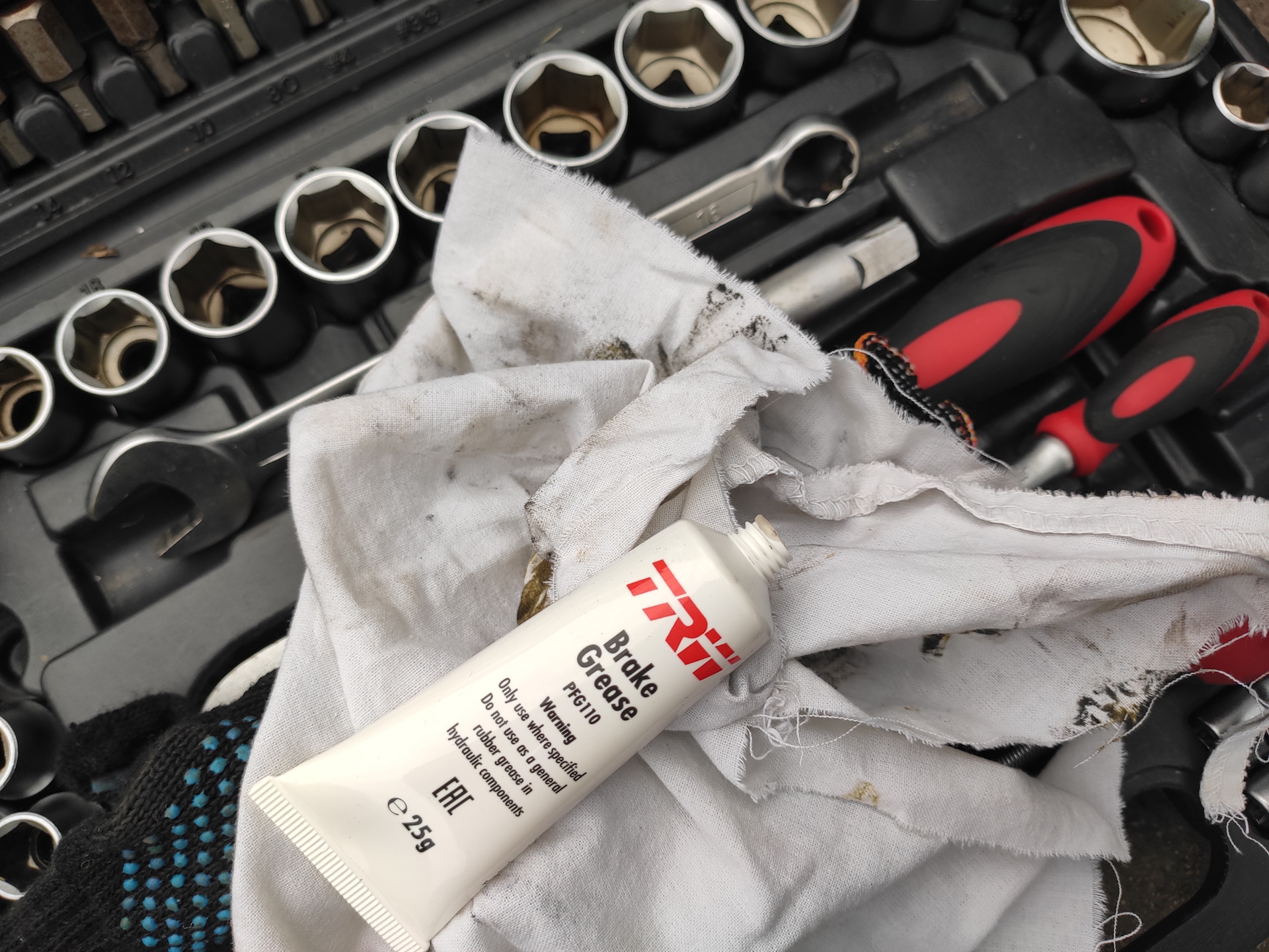 Направляющие суппорта уаз буханка. Смазка для пальцев суппорта. Смазка для направляющих суппортов хендай солярис. Смазка для направляющих суппортов. Смазка направляющих суппорта солярис 2.