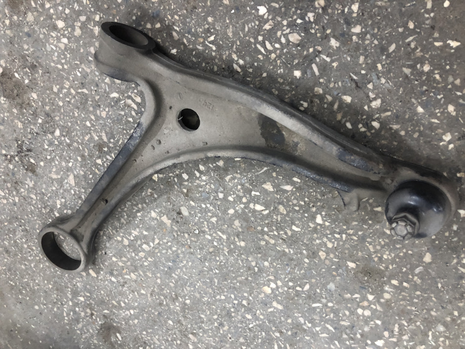 Нижние рычаги передней подвески туарег 2008. Передний рычаг фольксваген туарег. Передние рычаги пежо боксер. Рычаги чугунные. Рычаг подвески пежо боксер 3.
