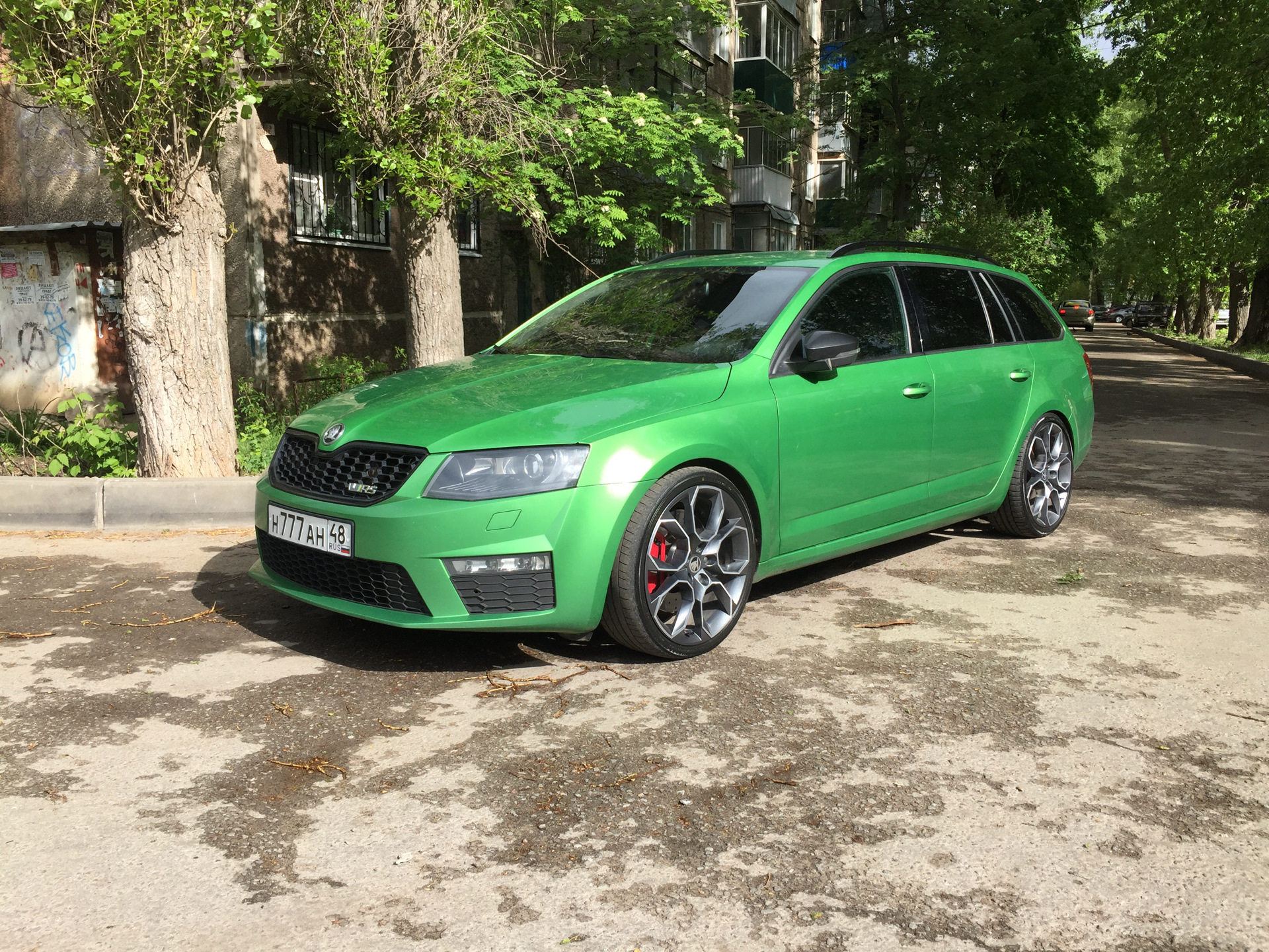 Green met. Skoda Octavia RS r18. Skoda Octavia a5 RS Combi. Skoda Octavia a7 RS зеленая. Skoda Octavia a5 Combi r18.