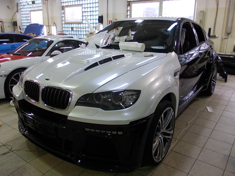 Poco x6 пленка. BMW x5 e71 белый. BMW x6 белый перламутр. BMW x6 e71 белая черный капот. БМВ х6 белый матовый.