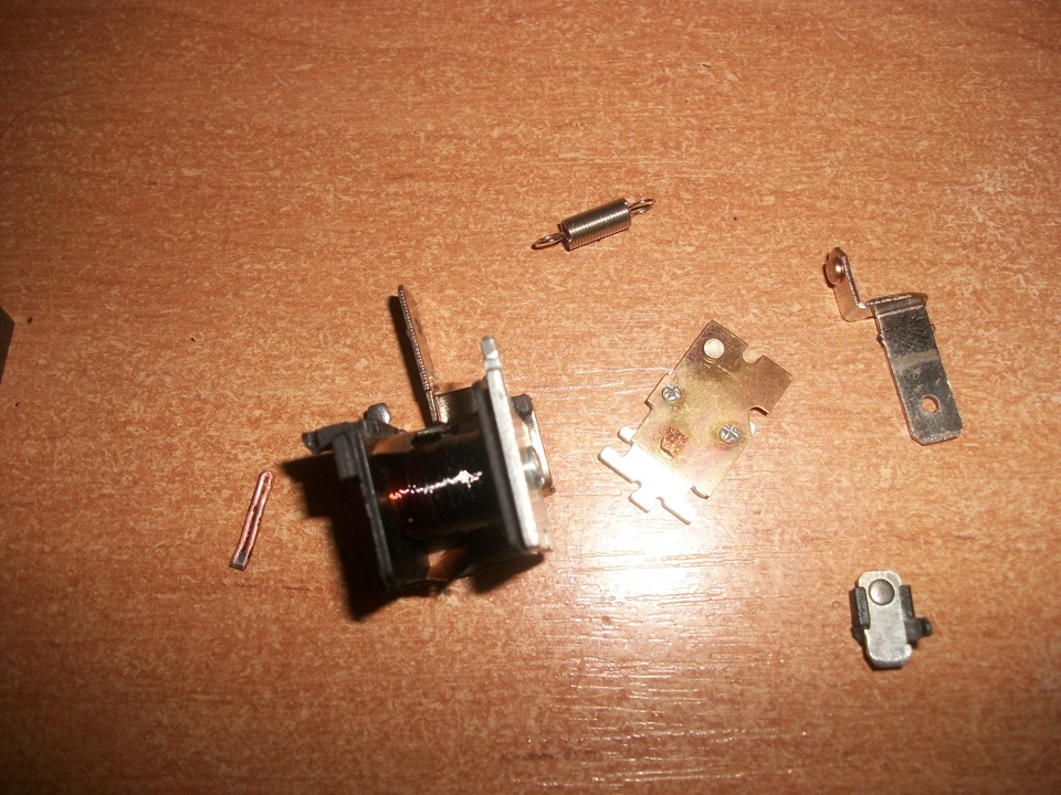 реле аварийки т4. реле поворотов 632. сгоревшие контакты реле. сгоревшее реле. сгоревшее реле.