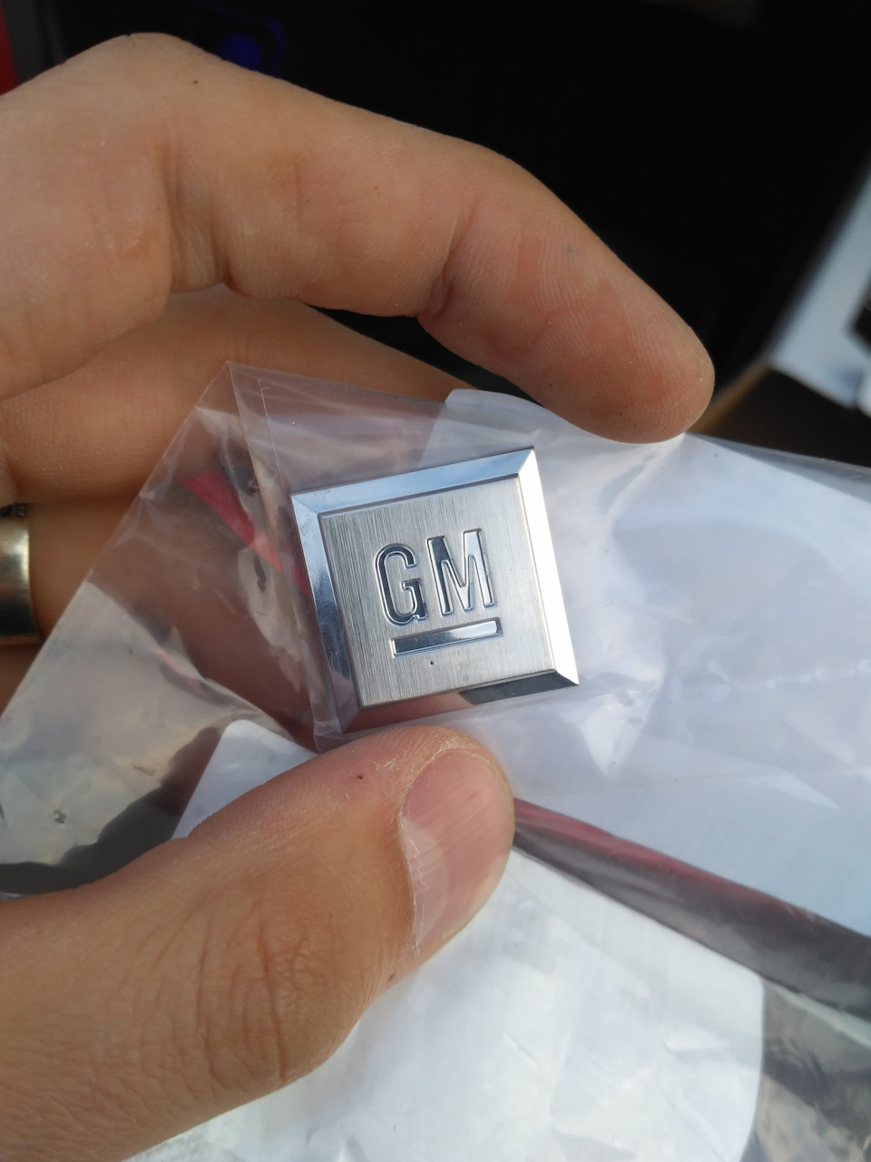 Обновленный зад: лип-спойлер, эмблема GM и бампер в черный текстур ...