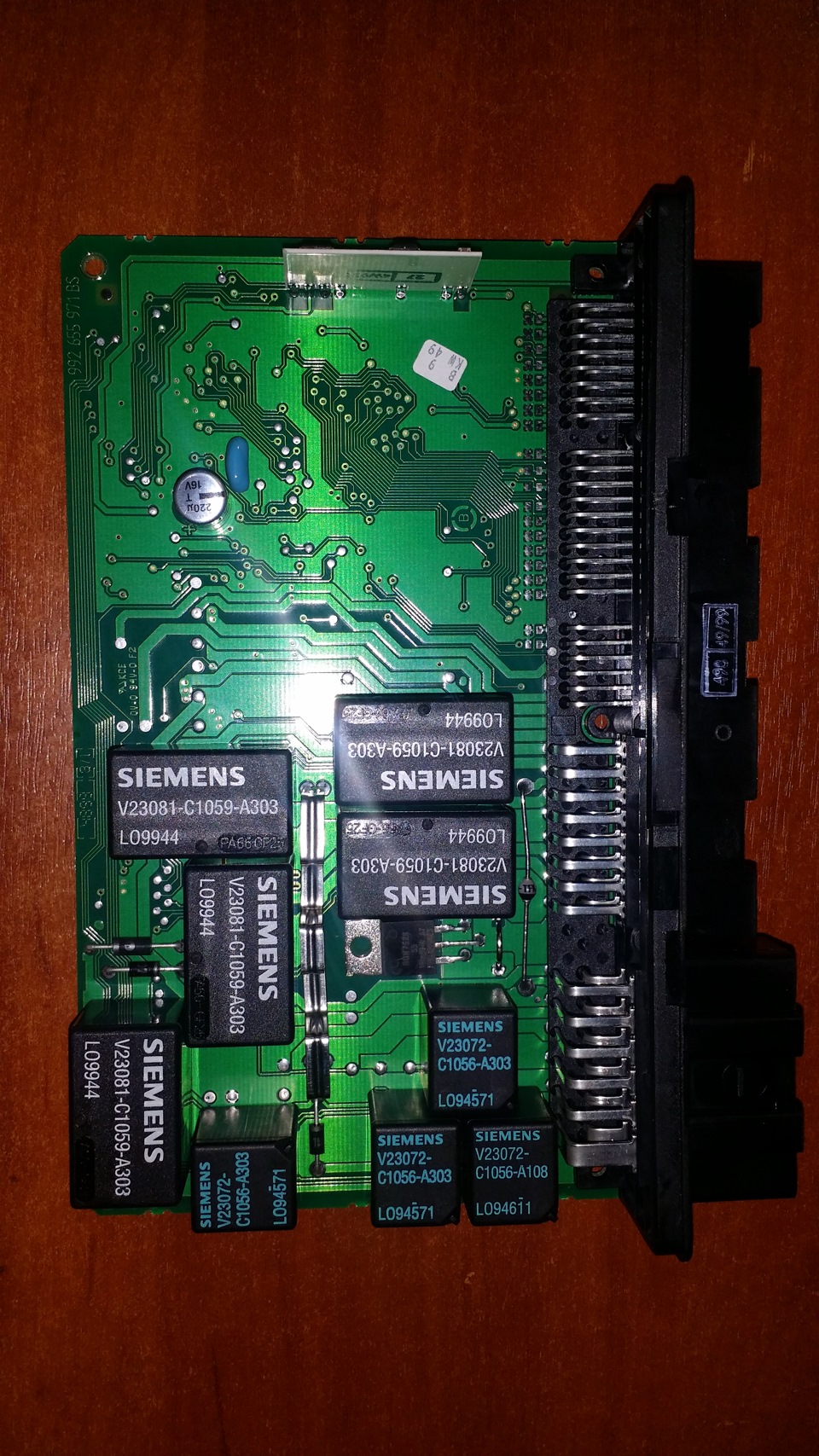 Все двери открыты, не горит свет в салоне и ен работают кнопки на