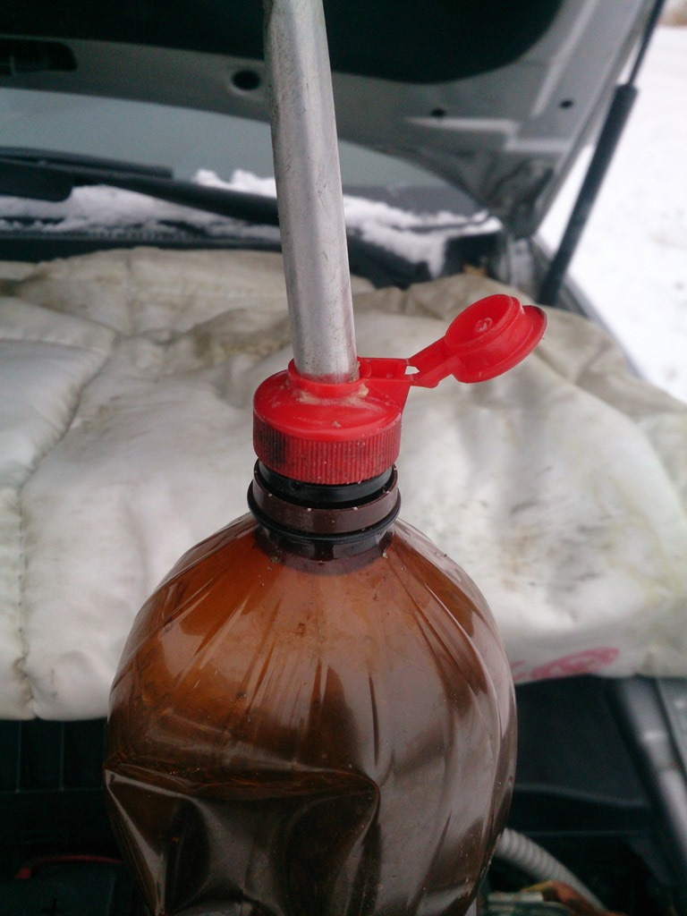 знакомая крышечка? правильно крышка с бутылки от фейри))) идеально накручивается на 1.5 литровую бутылку и в нее же, встает трубка изогнутая под нужным углом))) — Hyundai Sonata IV (EF)