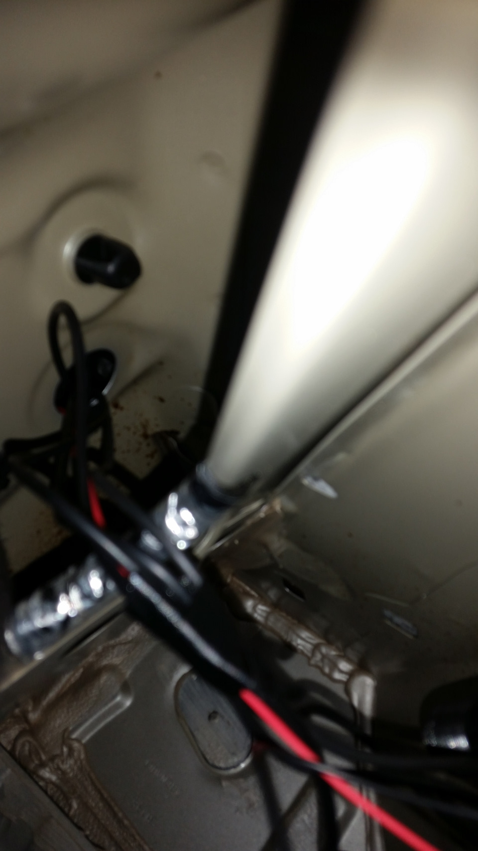 Вот та самая дырочка с которой надо снять заглушку. — Renault Kaptur (2016)