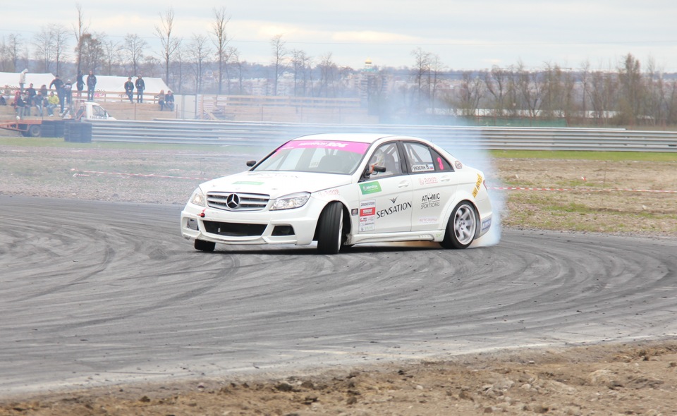 Mercedes drift. Мерседес w204 дрифт. Mercedes Benz c-class w204 дрифт. C63 w204 дрифт. Mercedes c 2009 дрифт.